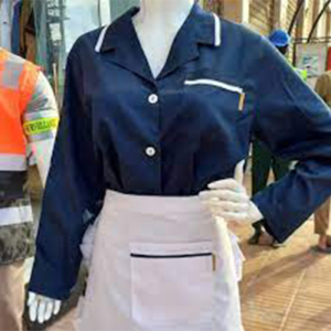 Tablier bleu + pantalon banc femme ménage