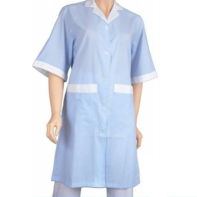 Tenue tissu rayé de femme de ménage